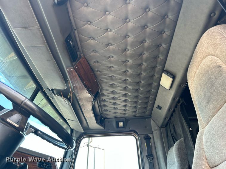 image for item KW9160 2001 Western Star 4900  semi truck