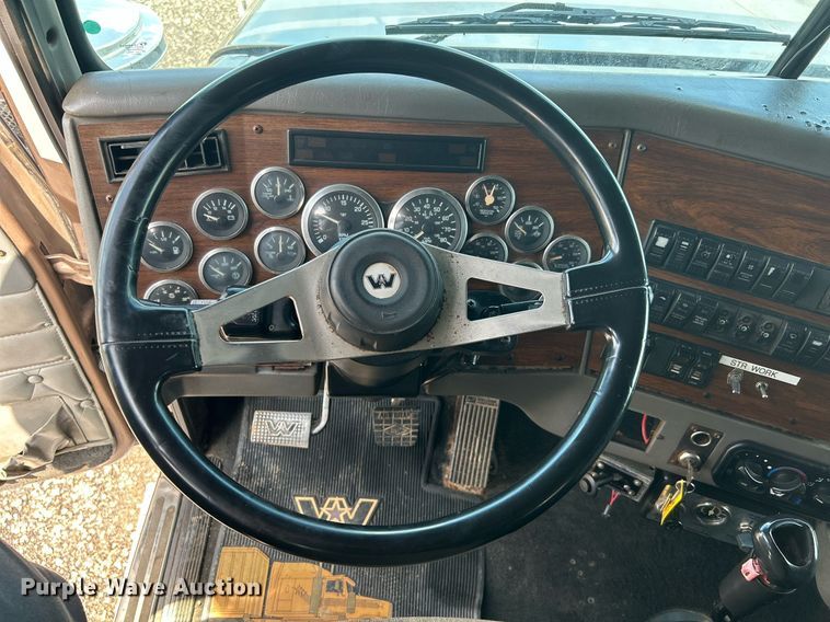 image for item KW9160 2001 Western Star 4900  semi truck