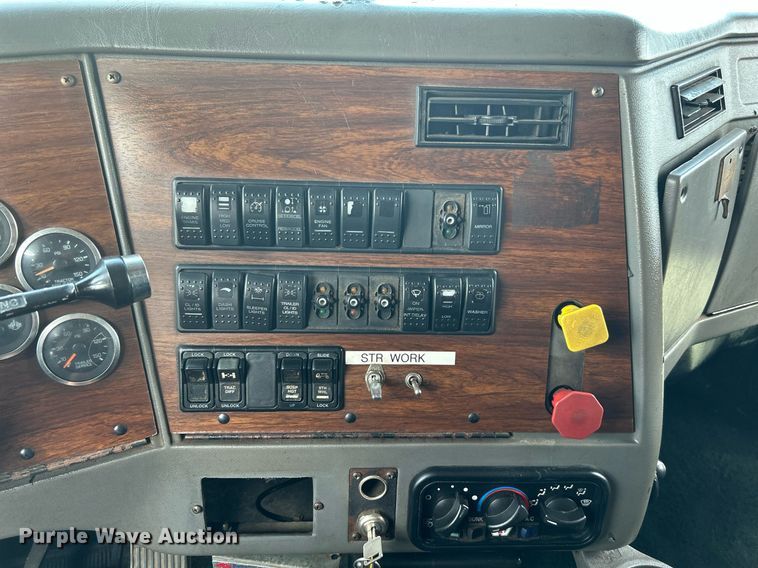 image for item KW9160 2001 Western Star 4900  semi truck