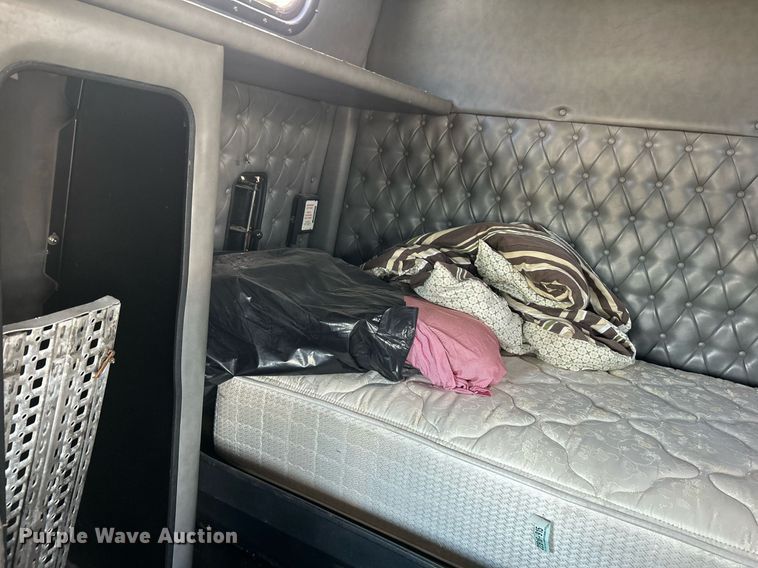 image for item KW9160 2001 Western Star 4900  semi truck