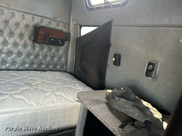 image for item KW9160 2001 Western Star 4900  semi truck