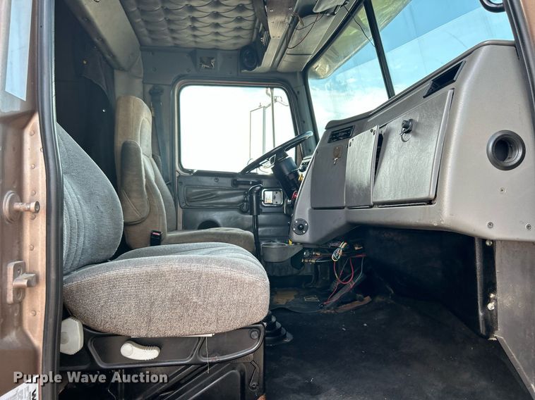 image for item KW9160 2001 Western Star 4900  semi truck