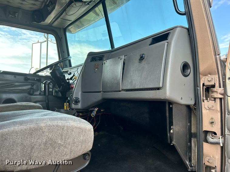image for item KW9160 2001 Western Star 4900  semi truck