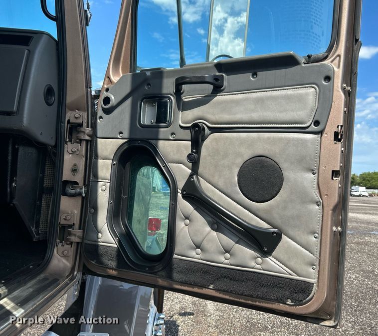 image for item KW9160 2001 Western Star 4900  semi truck