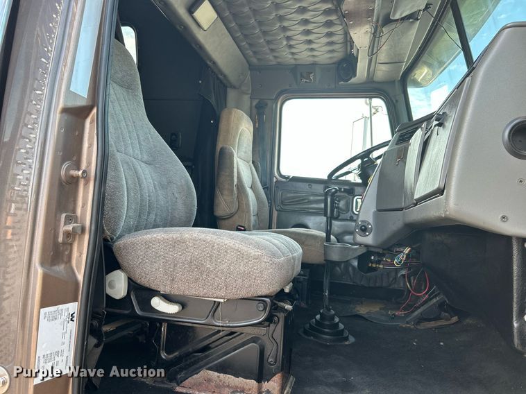 image for item KW9160 2001 Western Star 4900  semi truck