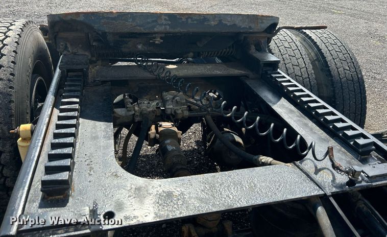 image for item KW9160 2001 Western Star 4900  semi truck