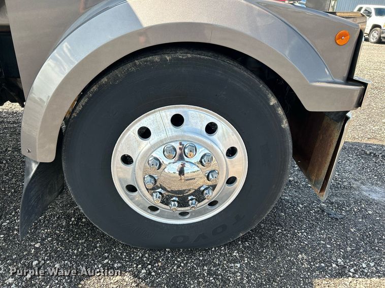 image for item KW9160 2001 Western Star 4900  semi truck