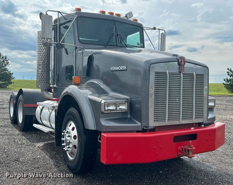 image for item KW9163 2004 Kenworth T800  semi truck