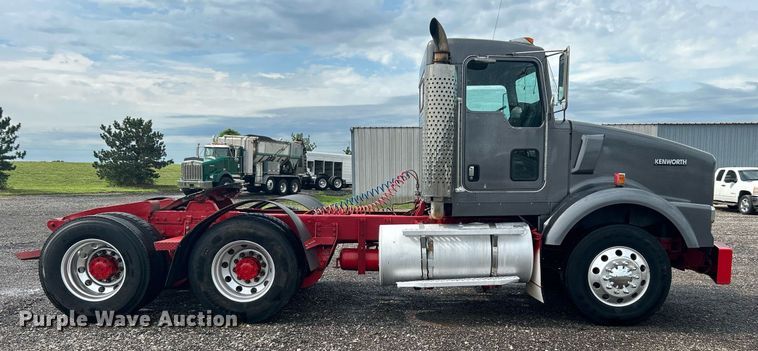 image for item KW9163 2004 Kenworth T800  semi truck