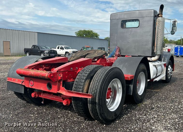 image for item KW9163 2004 Kenworth T800  semi truck
