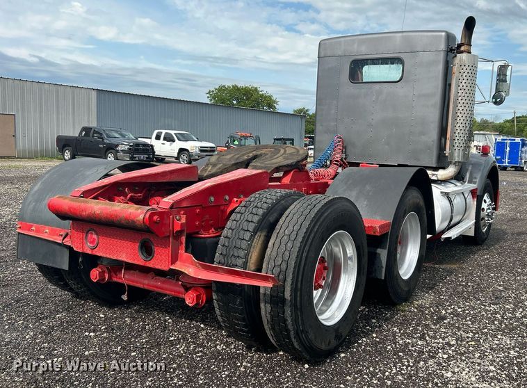 image for item KW9163 2004 Kenworth T800  semi truck