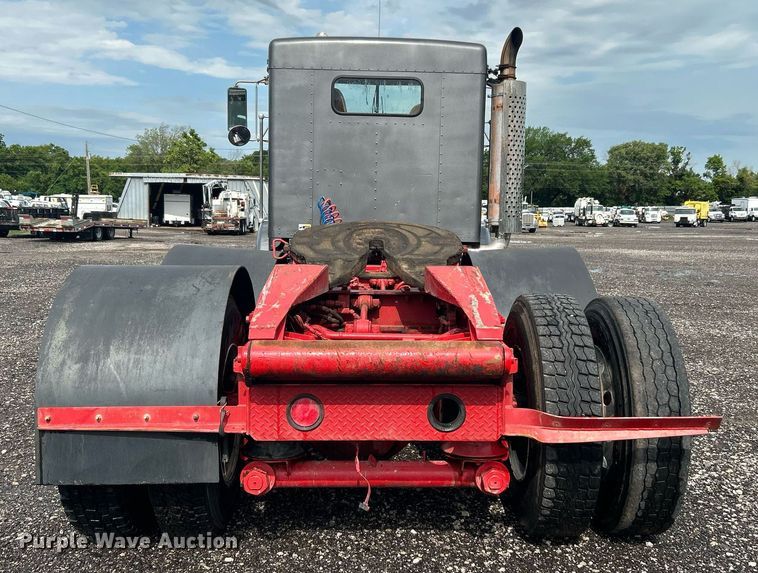 image for item KW9163 2004 Kenworth T800  semi truck