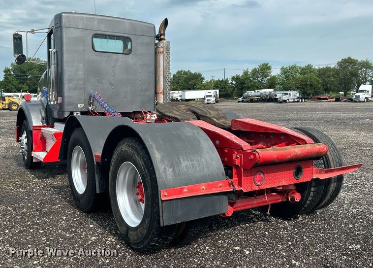 image for item KW9163 2004 Kenworth T800  semi truck