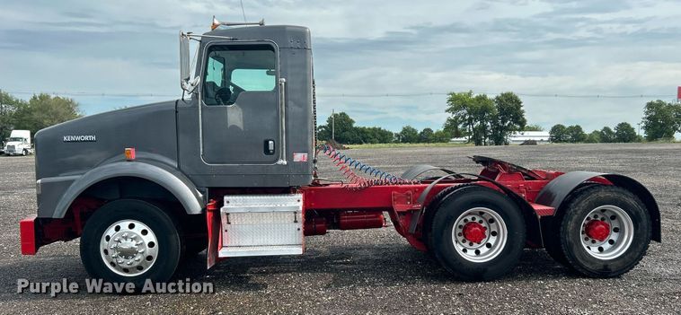 image for item KW9163 2004 Kenworth T800  semi truck