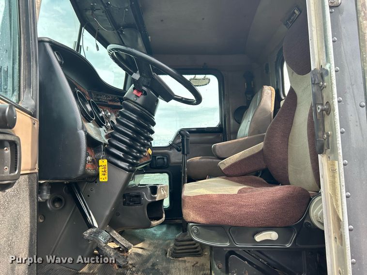 image for item KW9163 2004 Kenworth T800  semi truck