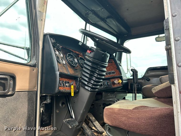 image for item KW9163 2004 Kenworth T800  semi truck