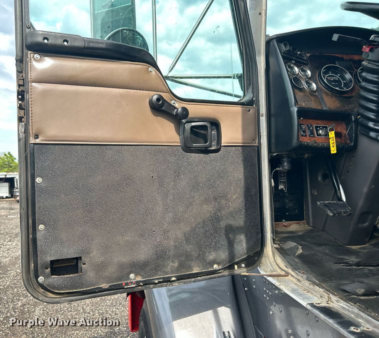 image for item KW9163 2004 Kenworth T800  semi truck