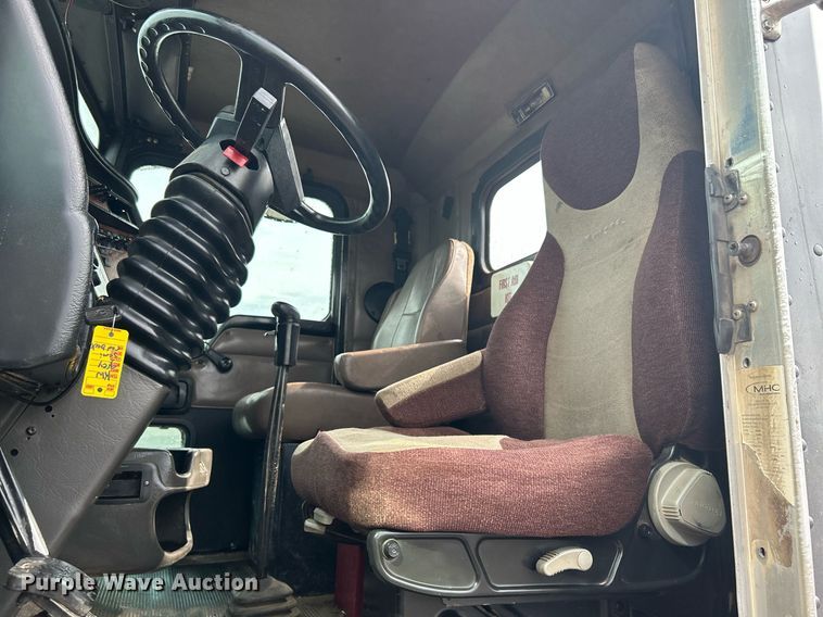 image for item KW9163 2004 Kenworth T800  semi truck