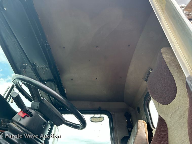 image for item KW9163 2004 Kenworth T800  semi truck