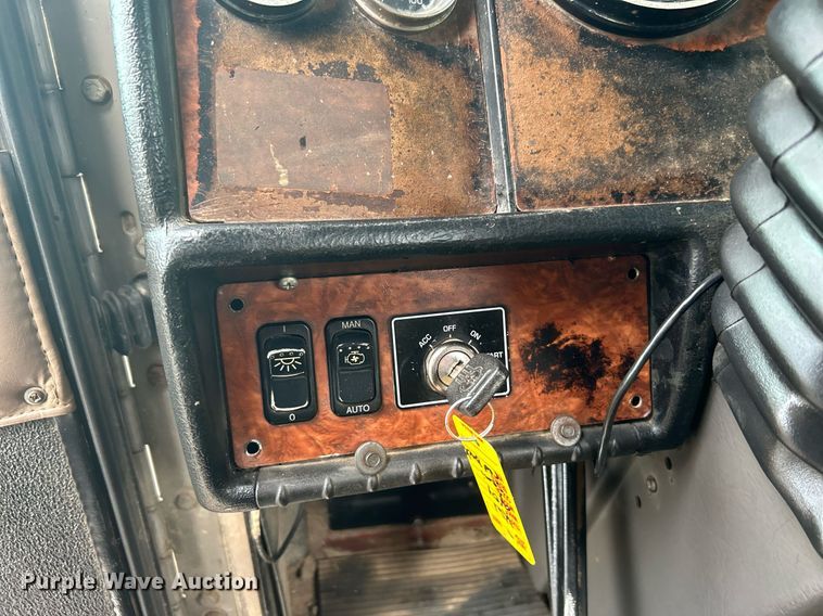 image for item KW9163 2004 Kenworth T800  semi truck