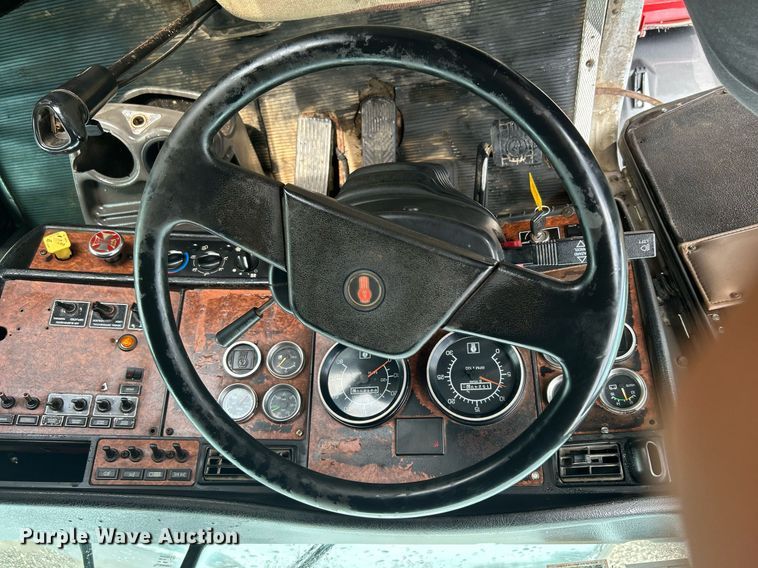 image for item KW9163 2004 Kenworth T800  semi truck