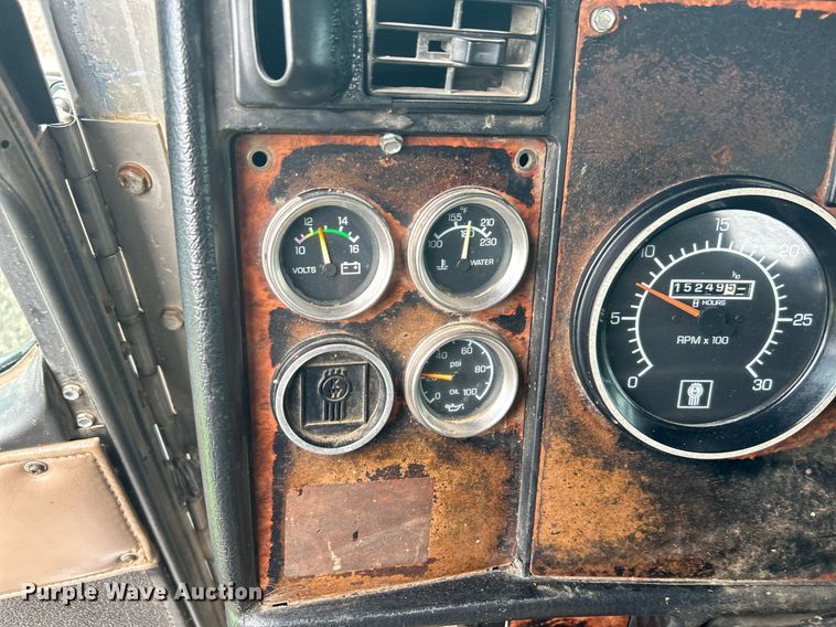 image for item KW9163 2004 Kenworth T800  semi truck