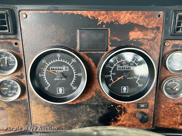 image for item KW9163 2004 Kenworth T800  semi truck