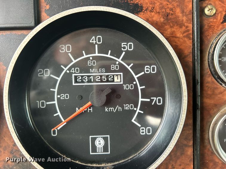 image for item KW9163 2004 Kenworth T800  semi truck