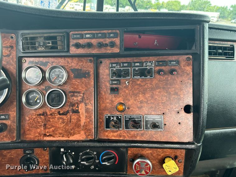 image for item KW9163 2004 Kenworth T800  semi truck