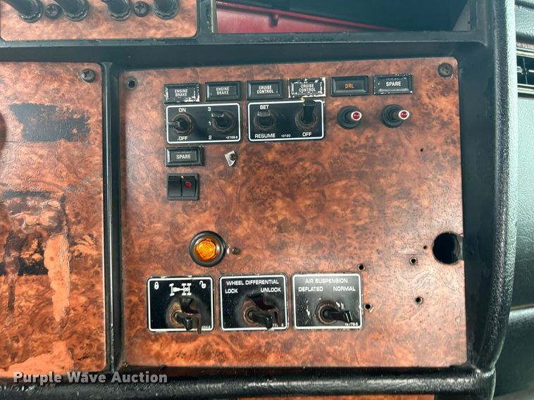 image for item KW9163 2004 Kenworth T800  semi truck