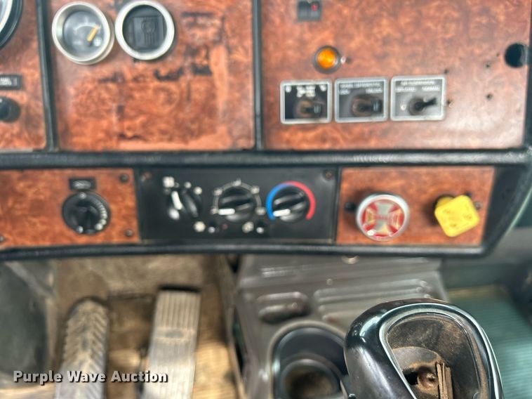 image for item KW9163 2004 Kenworth T800  semi truck