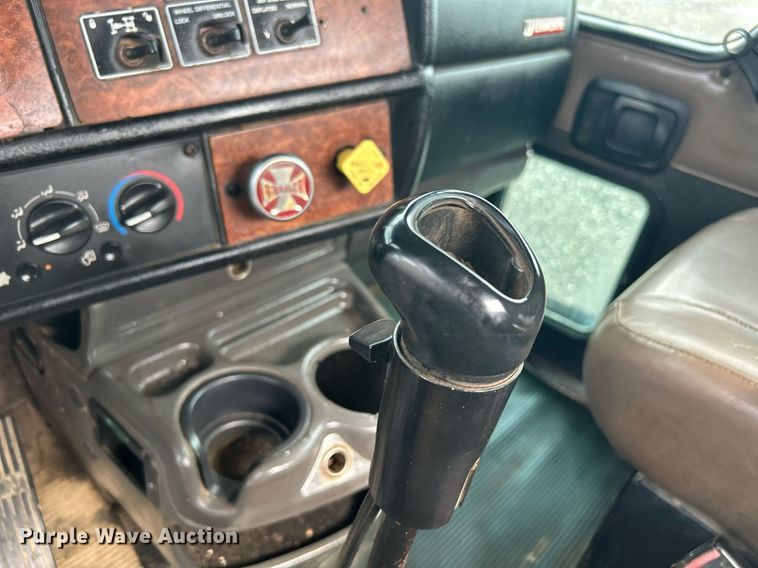 image for item KW9163 2004 Kenworth T800  semi truck