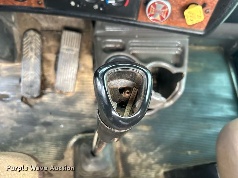 image for item KW9163 2004 Kenworth T800  semi truck