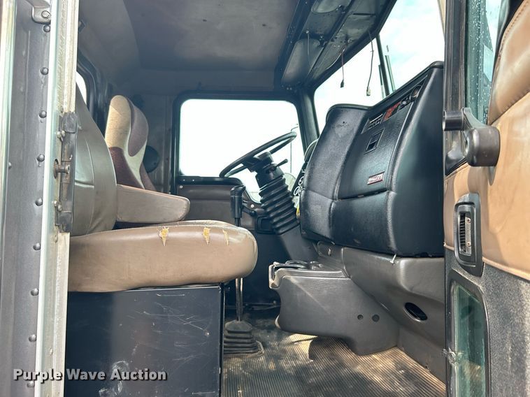 image for item KW9163 2004 Kenworth T800  semi truck