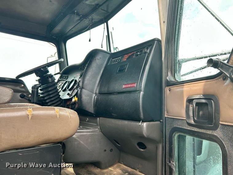 image for item KW9163 2004 Kenworth T800  semi truck