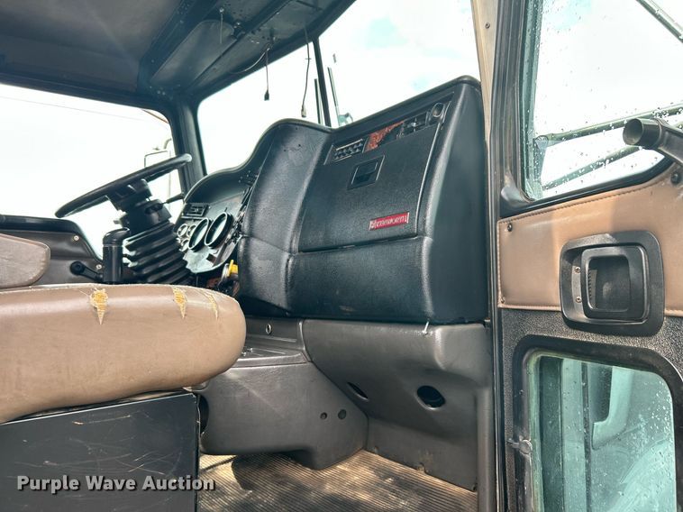 image for item KW9163 2004 Kenworth T800  semi truck