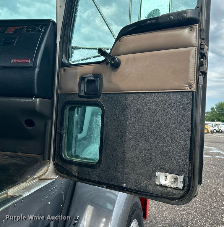 image for item KW9163 2004 Kenworth T800  semi truck