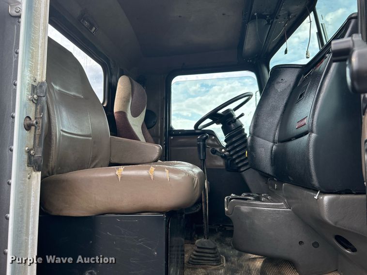 image for item KW9163 2004 Kenworth T800  semi truck