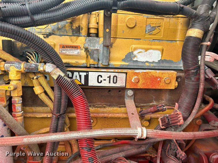 image for item KW9163 2004 Kenworth T800  semi truck