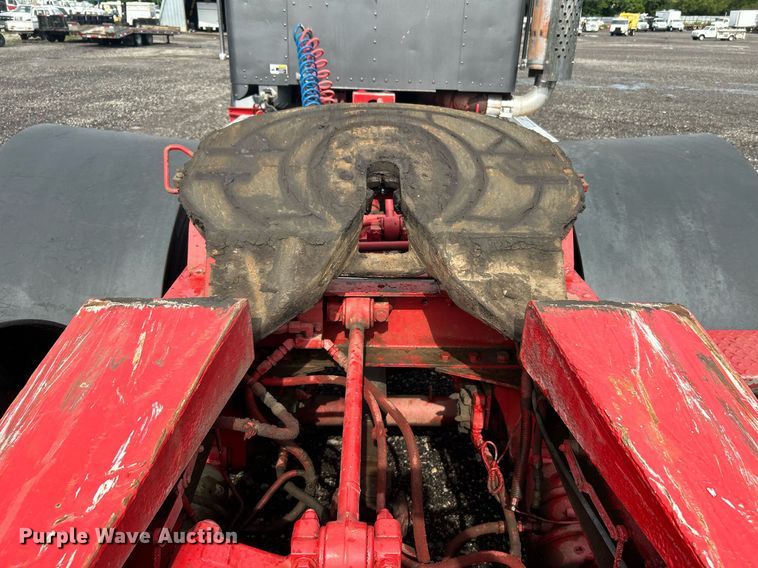 image for item KW9163 2004 Kenworth T800  semi truck