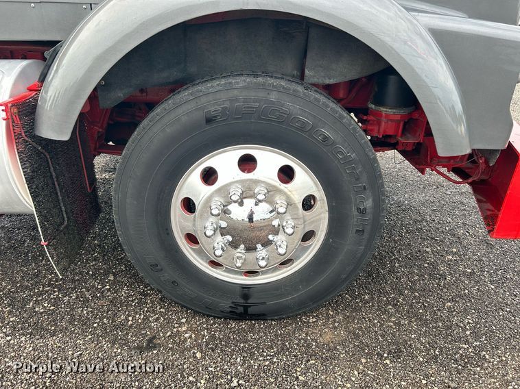 image for item KW9163 2004 Kenworth T800  semi truck