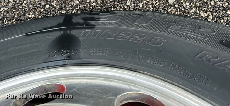 image for item KW9163 2004 Kenworth T800  semi truck