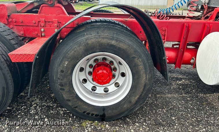 image for item KW9163 2004 Kenworth T800  semi truck