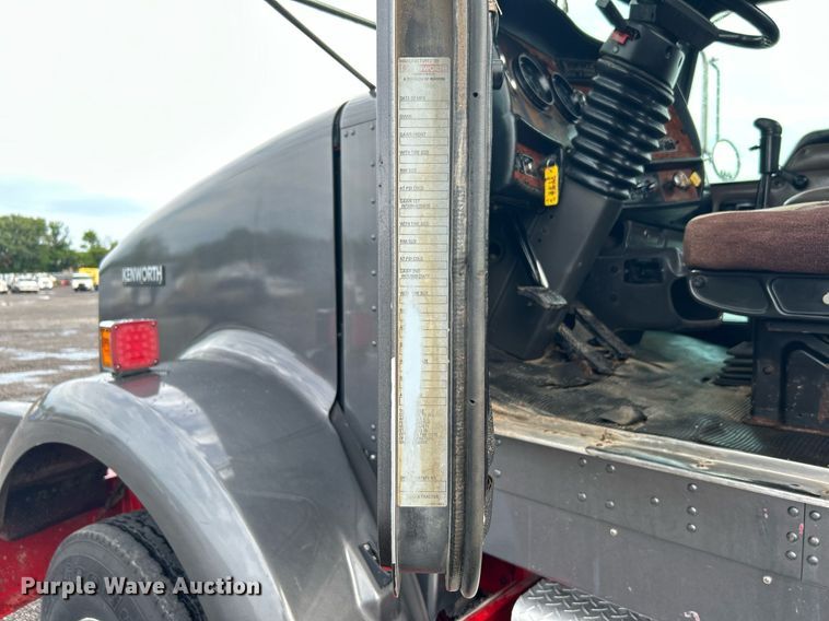 image for item KW9163 2004 Kenworth T800  semi truck