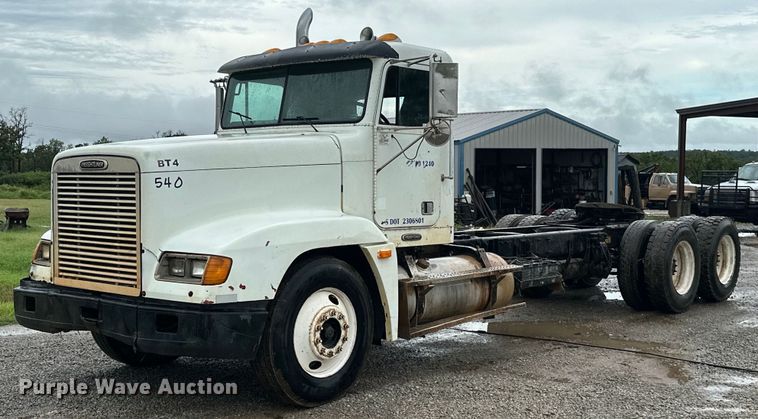 image for item LG9123 2000 Freightliner FLD  semi truck