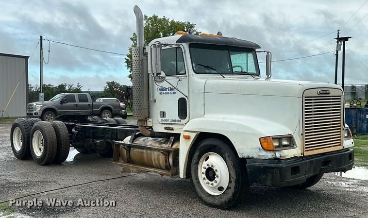 image for item LG9123 2000 Freightliner FLD  semi truck