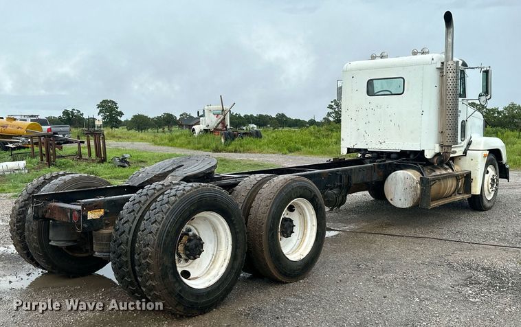 image for item LG9123 2000 Freightliner FLD  semi truck
