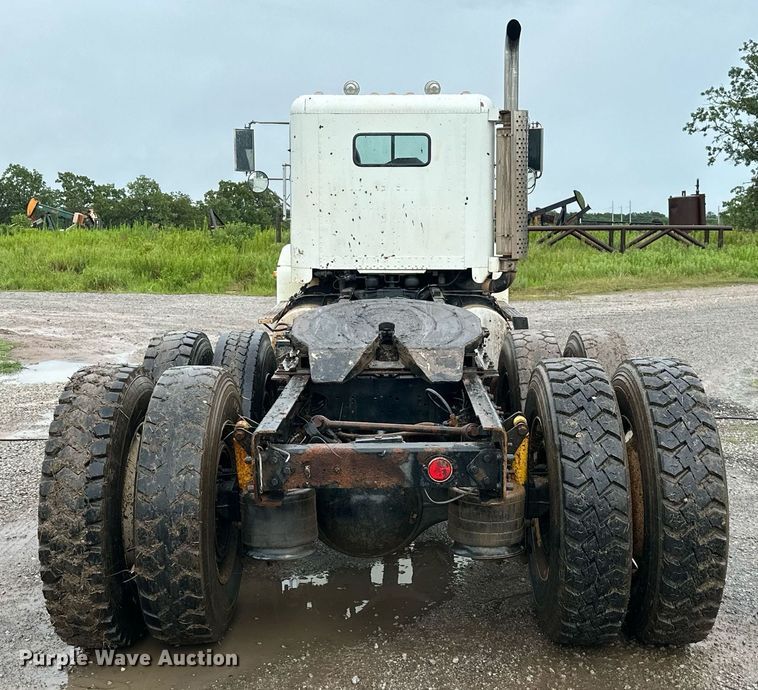 image for item LG9123 2000 Freightliner FLD  semi truck