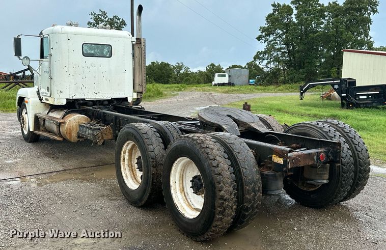 image for item LG9123 2000 Freightliner FLD  semi truck