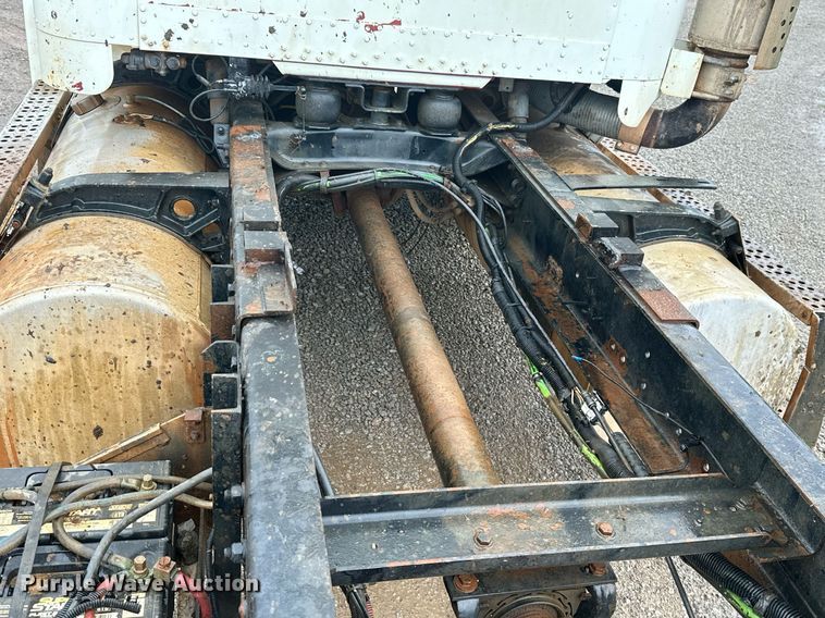 image for item LG9123 2000 Freightliner FLD  semi truck